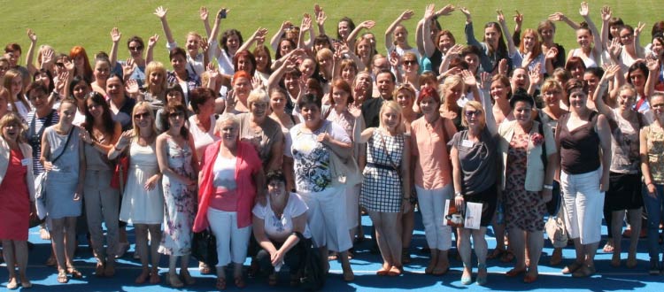 Grupa kobiet z podniesionymi rękami w geście siły