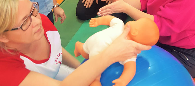 Położna z lalką dziecka