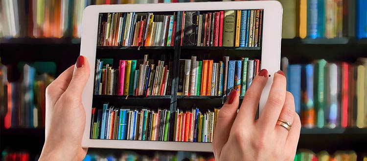 Kobieta robi zdjęcia książek stojących na regale