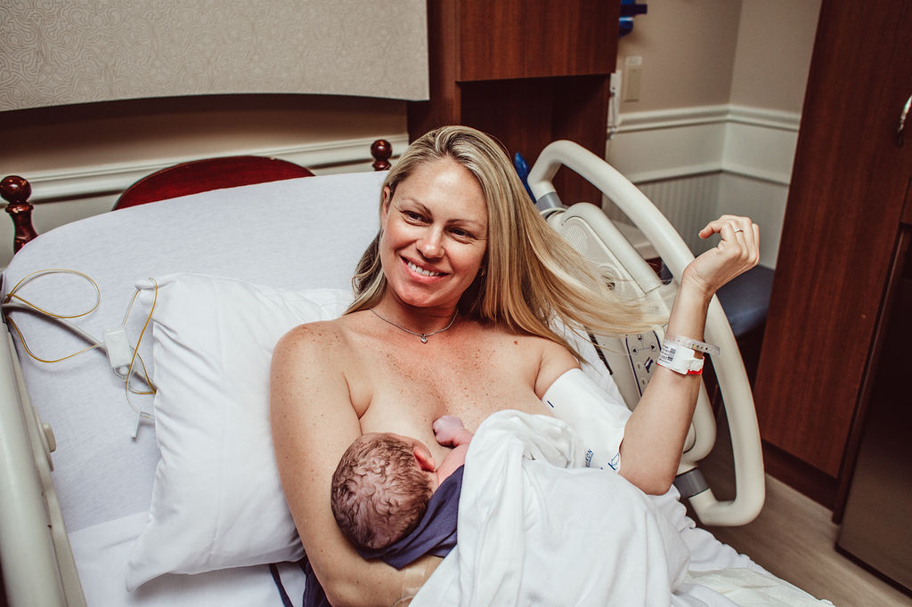 Kobieta z dzieckiem przy piersi.