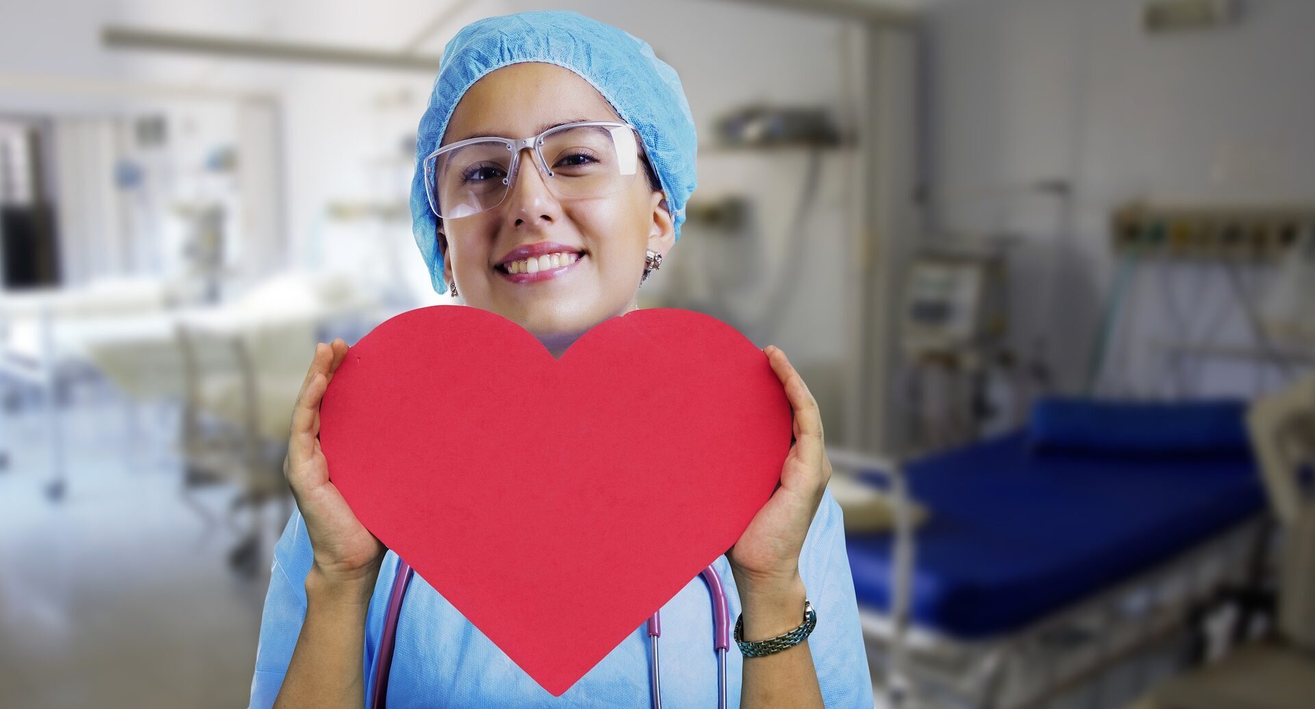 lekarka trzymająca papierowe serce w dłoniach