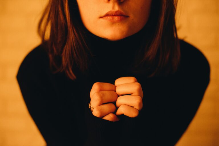 kobieta ubrana w czarny golf